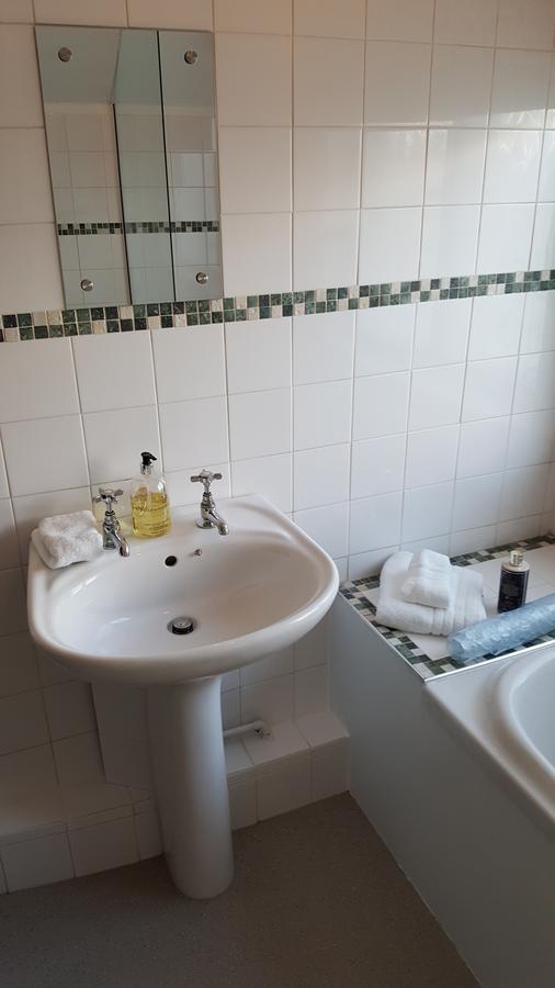 Sadlers Guest House ウォーキンガム エクステリア 写真